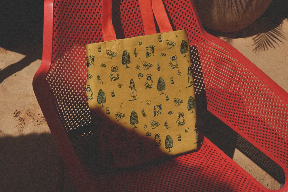 Ecobag mostarda na cadeira de praia